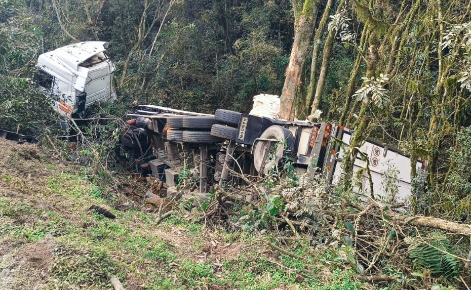 Veículo de carga só parou em barranco (Foto: Divulgação / Sérginho Priman)