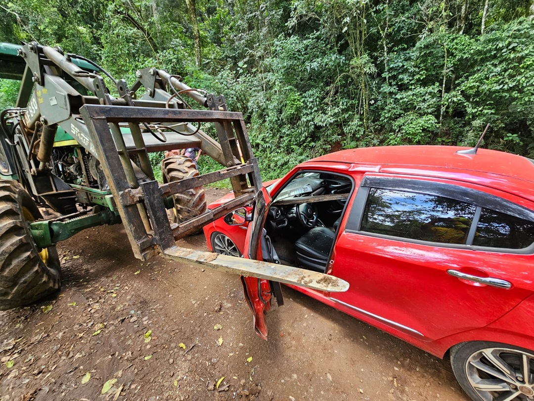 Garfo de trator entra em carro e acerta mulher grávida