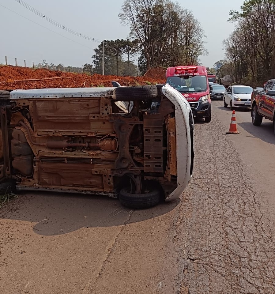 Veículo ficou tombado lateralmente (Foto: Divulgação CBM)