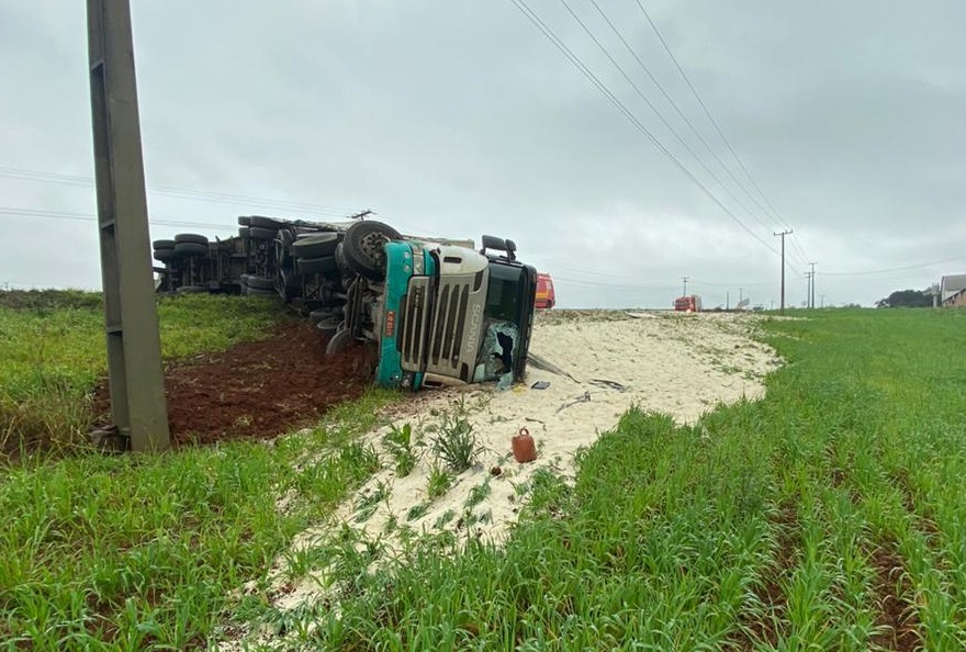 Carreta tombou e bloqueou trânsito na SC-480 (Foto: Corpo de Bombeiros)