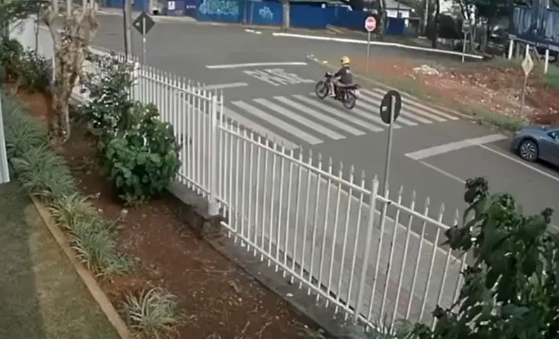 VÍDEO: Motociclista ignora placa de "pare", e bate em automóvel