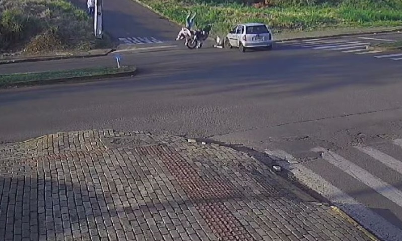 Imagens mostram motociclista sendo atingida violentamente em Chapecó