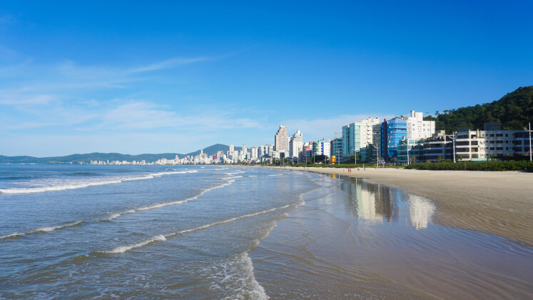 Orla de Meia Praia deverá ter aumento da faixa de areia (Foto: MySide)