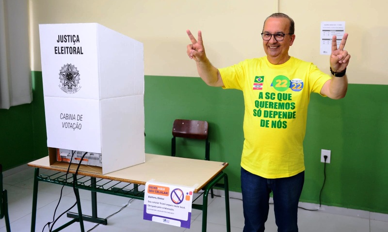 Jorginho Mello é eleito governador de Santa Catarina