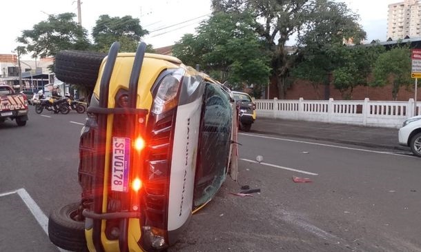 Imagens impressionantes: policial é ejetada em capotamento