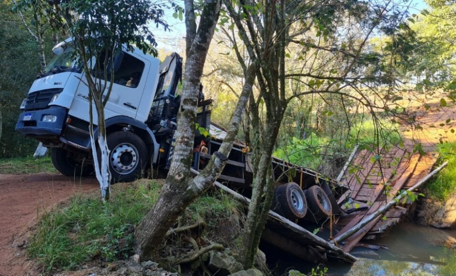 Criança de 7 anos fica ferida após colisão frontal sobre ponte em