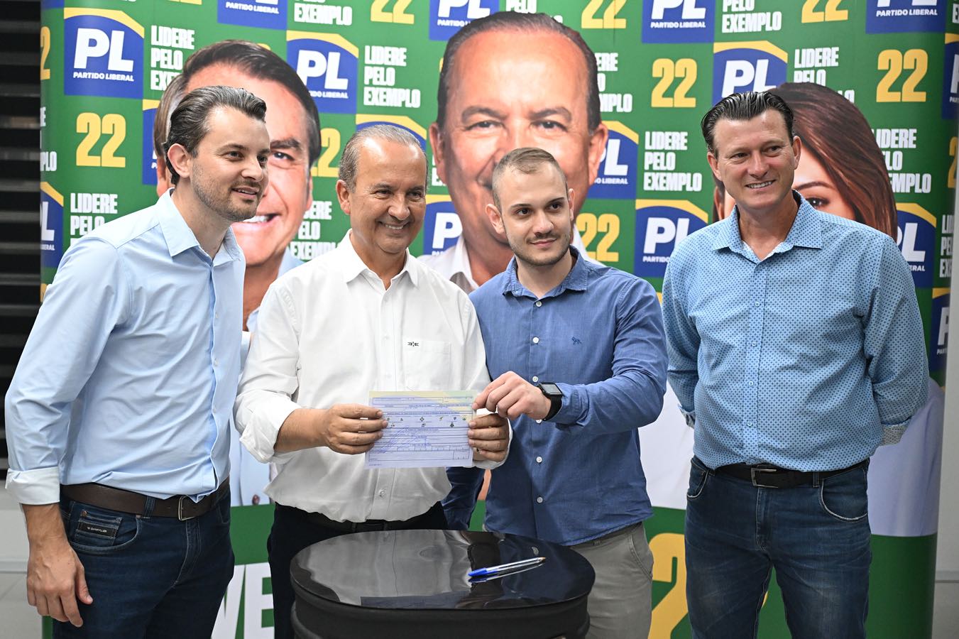 Jorginho Mello assinou a ficha de filiação do vereador pinhalense (Foto: Reprodução/Redes Sociais)