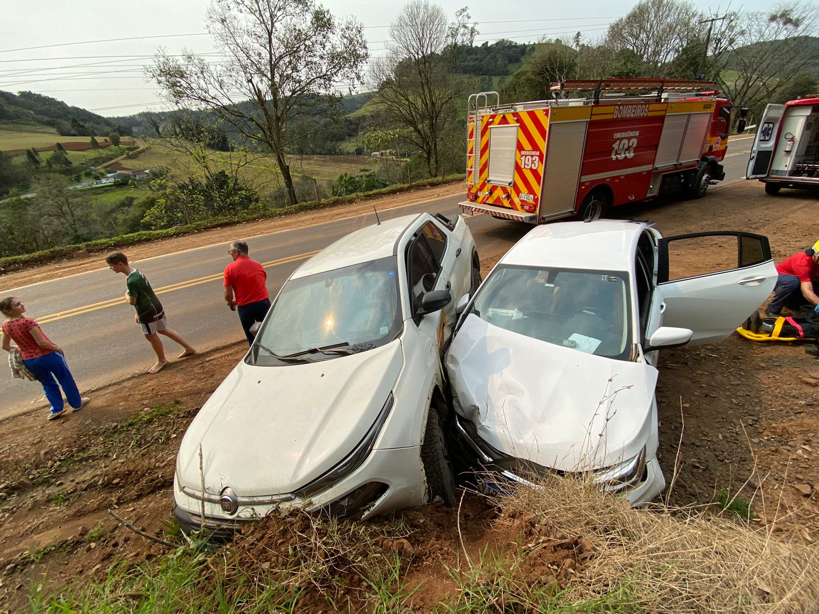 Veículos colidiram lateralmente na SC-160 (Foto: Felipe Eduardo Zamboni