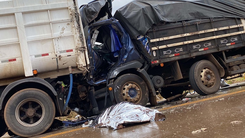 Acidente entre caminhões na manhã desta quinta deixa um óbito  (Foto: Alisson Júnior)