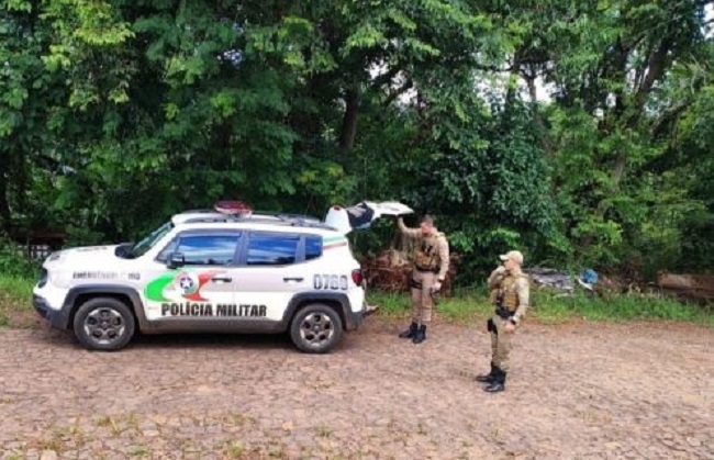 Criança abre porta para PMs ajudarem mãe agredida