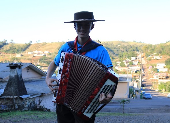 Jovem de Jardinópolis é campeão nacional de gaita 