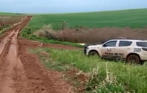 Jovem protagoniza cena de faroeste ao fugir da polícia em cavalo