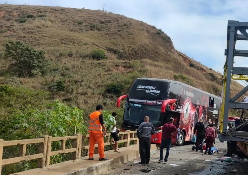 Ônibus de dupla sertaneja fica a centímetros de cair em ribanceira