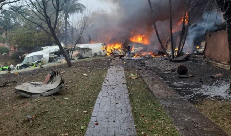 Aeronave incendiou ao tocar o chão (Foto: Divulgação)