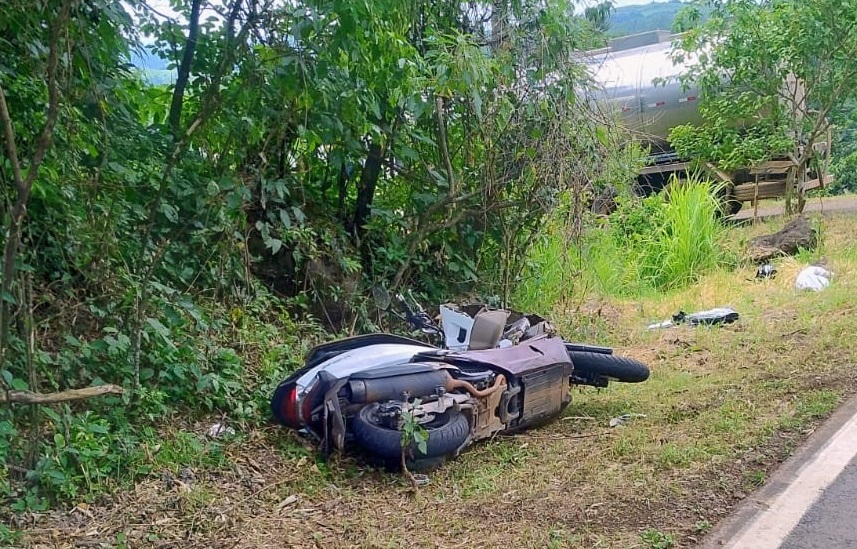 Motociclista vai a óbito em colisão com veículo que transportava leite