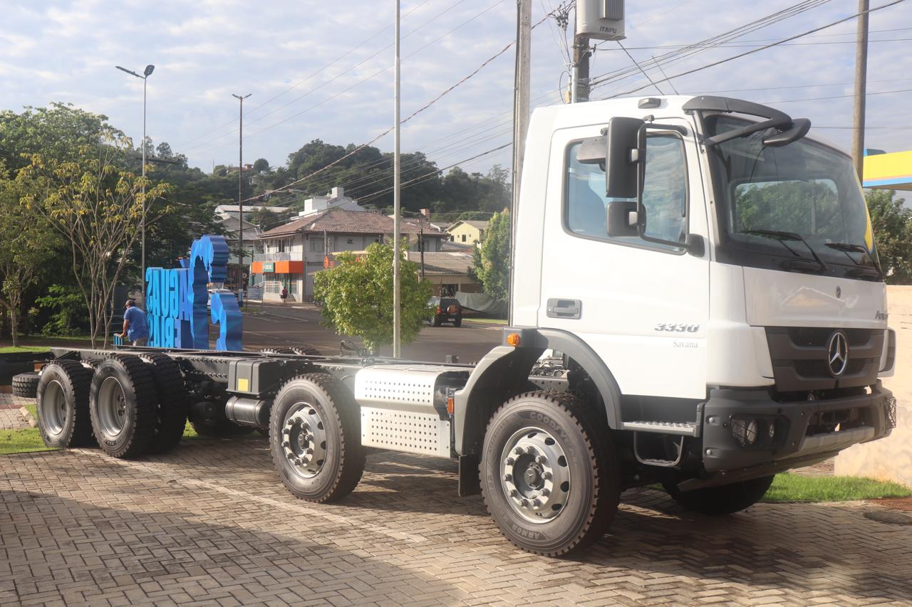 Prefeitura compra novo caminhão para transportas máquinas  (Foto: Divulgação)