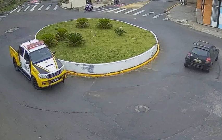 VÍDEO! Carro fica dando voltas em círculos para escapar da polícia