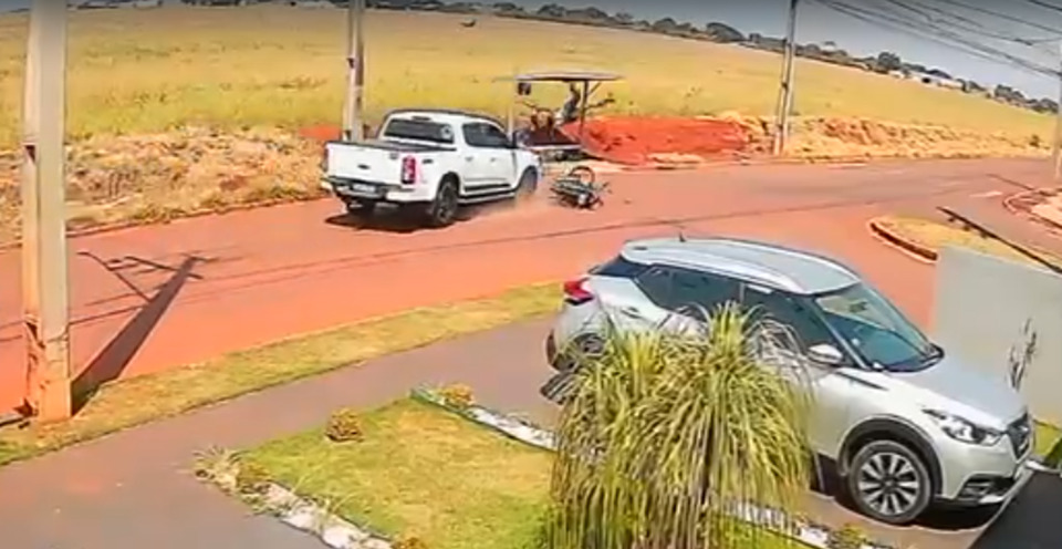 Olha isso! Motoqueiro é brutalmente acertado em violenta batida