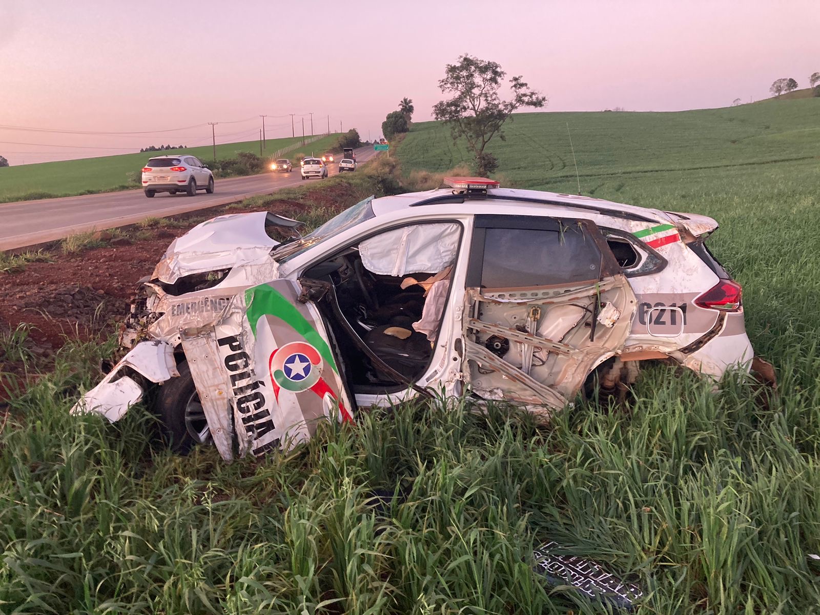 Militar foi ejetado para fora do automóvel (Foto: Corpo de Bombeiros)