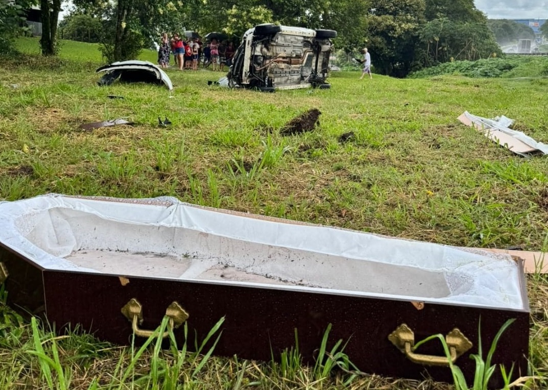 Carro funerário capota e corpo de idosa é ejetado