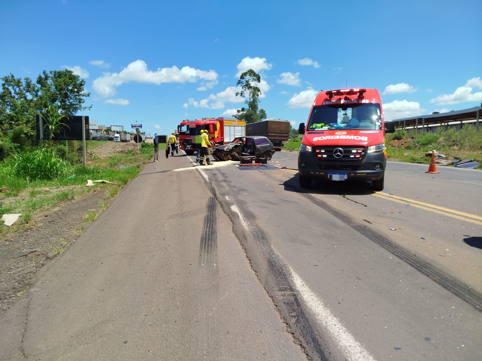 Homem fica inconsciente após colidir com caminhão