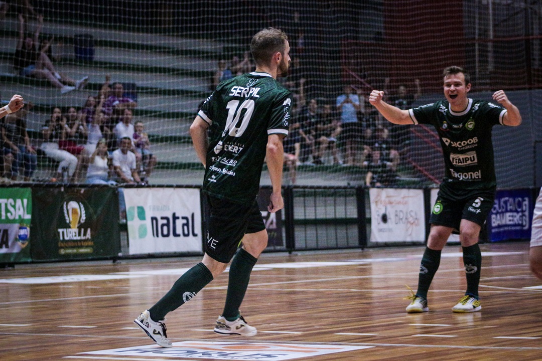 Léo Roos fez o primeiro gol da Pinhalense cobrando pênalti (Foto: Felipe Eduardo Zamboni)