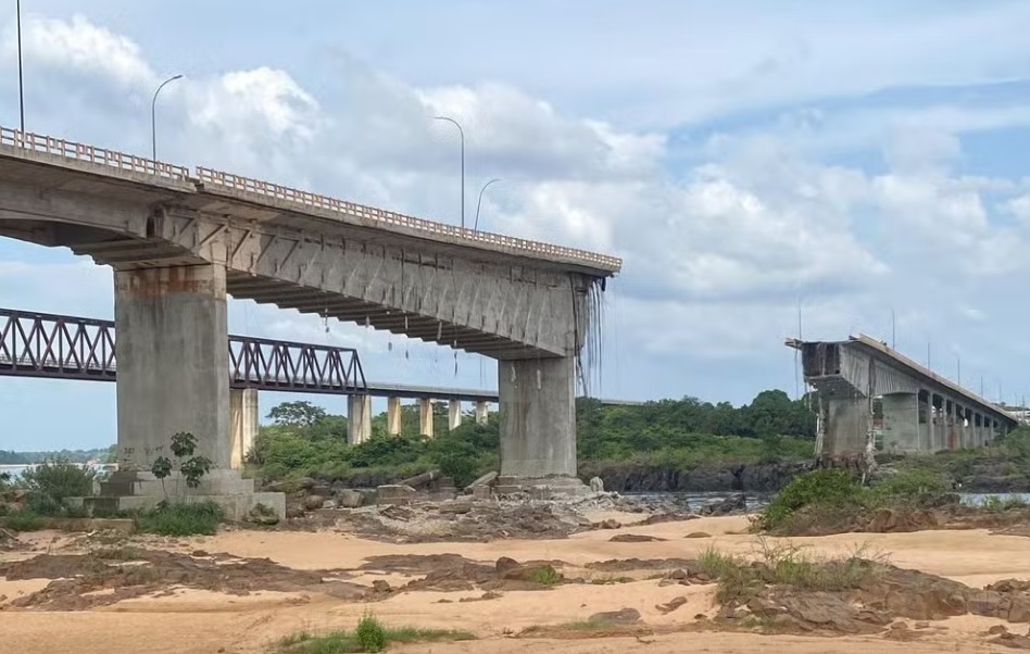 Desastre na estrada: ponte desaba justamente quando veículos passam