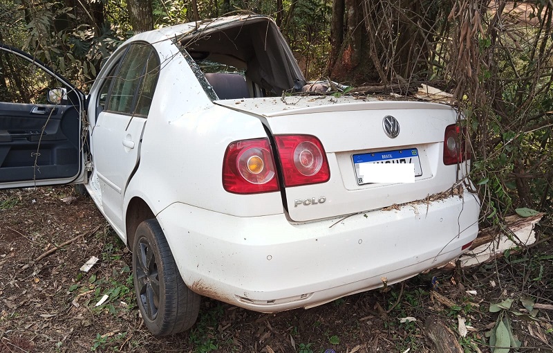 Jovens ficam feridos após saída de pista e colisão em árvores na BR-282 