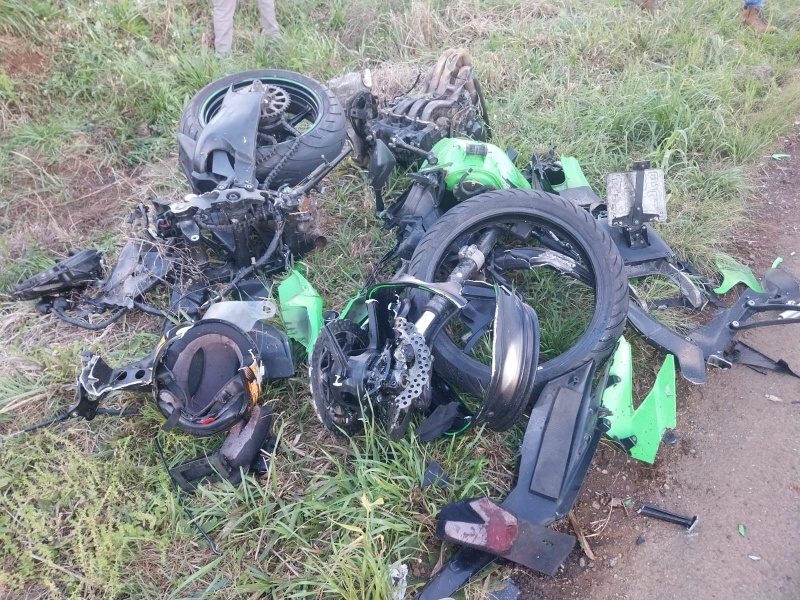 Moto partiu no meio de forma assustadora (Foto: Polícia Militar Rodoviária)