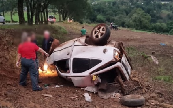 Veículo era ocupado por duas pessoas (Foto: Marcos de Lima)