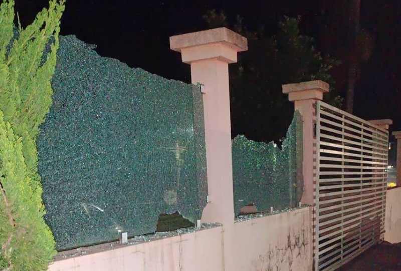 Vidros da casa foram destruídos em ataque (Foto: Divulgação)