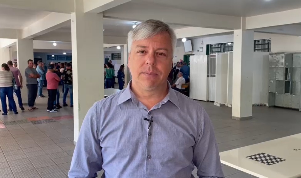 Candidato Fabiano da Luz vota em Pinhalzinho