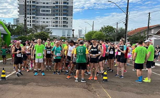 Em 2023, centenas de pessoas participam da corrida  (Foto: Gilmar Bortese)