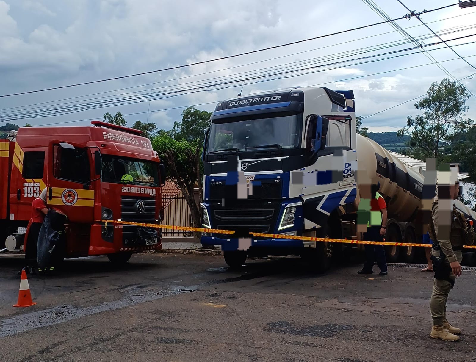 Carreta colide em cerca de residência em Itapiranga