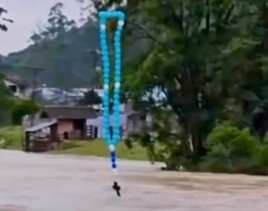 Rosário de balões voa por 20 quilômetros para ‘acalmar’ rio