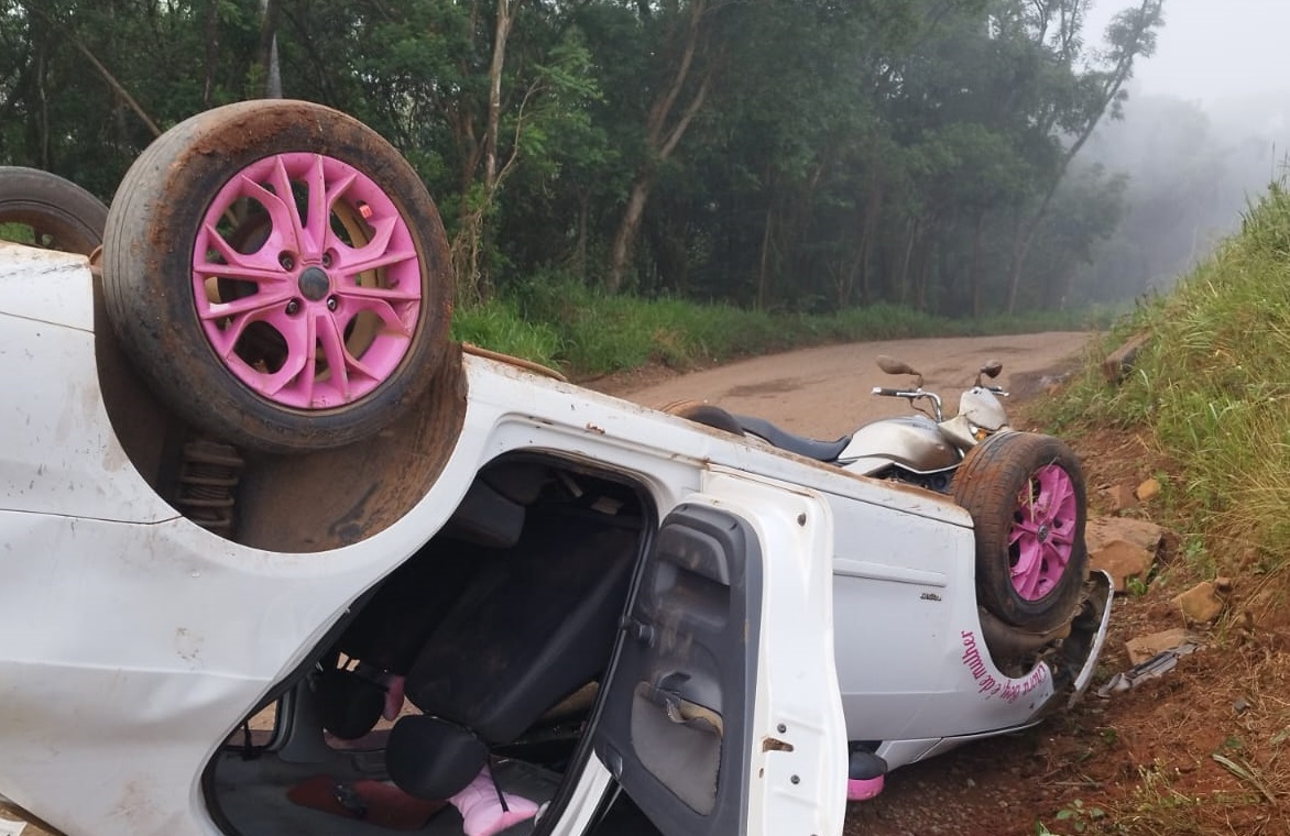  "Azarado" cai de moto, entra em veículo e carro capota