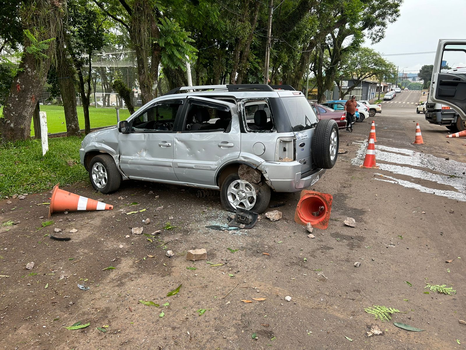 Automóveis levaram pedradas (Foto: Divulgação)