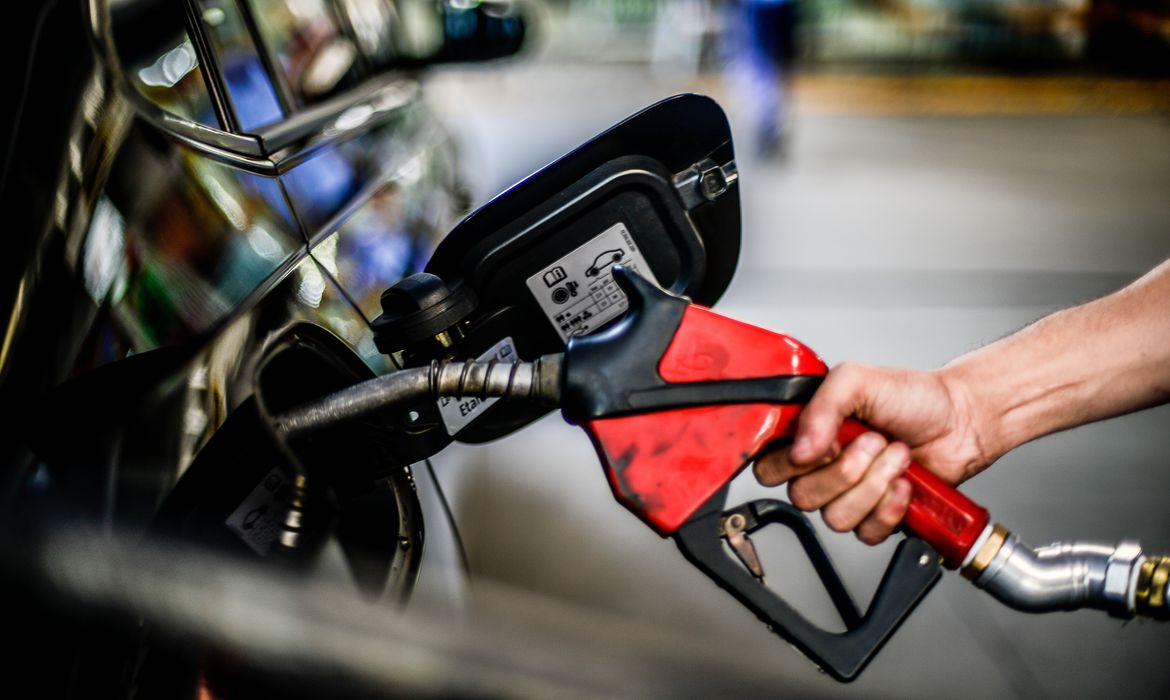 Gasolina atinge maior preço do ano em SC; preço por litro ultrapassa os R$ 6,00