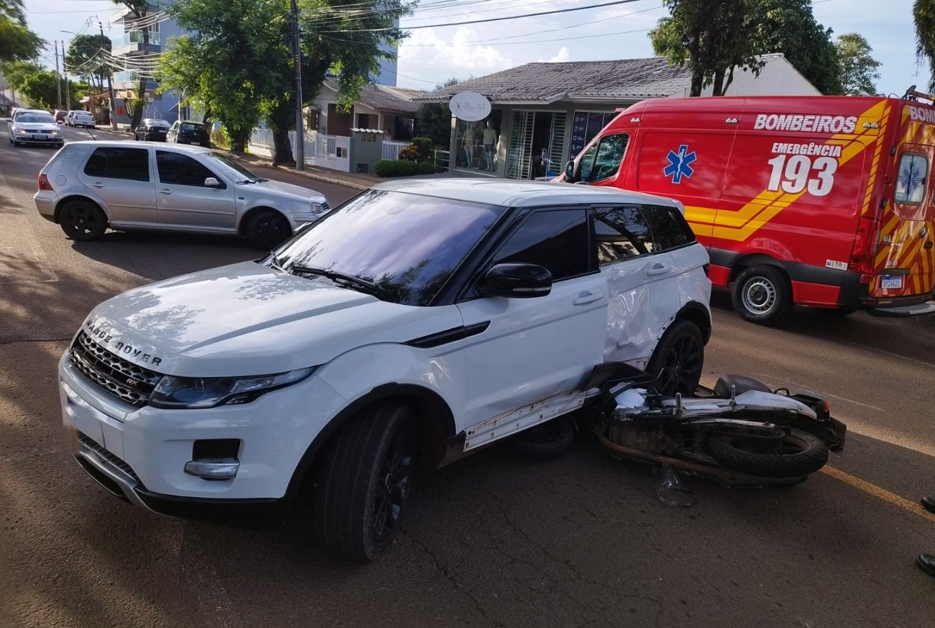 Cada um paga o seu? 'Motoqueiro' colide em Range Rover