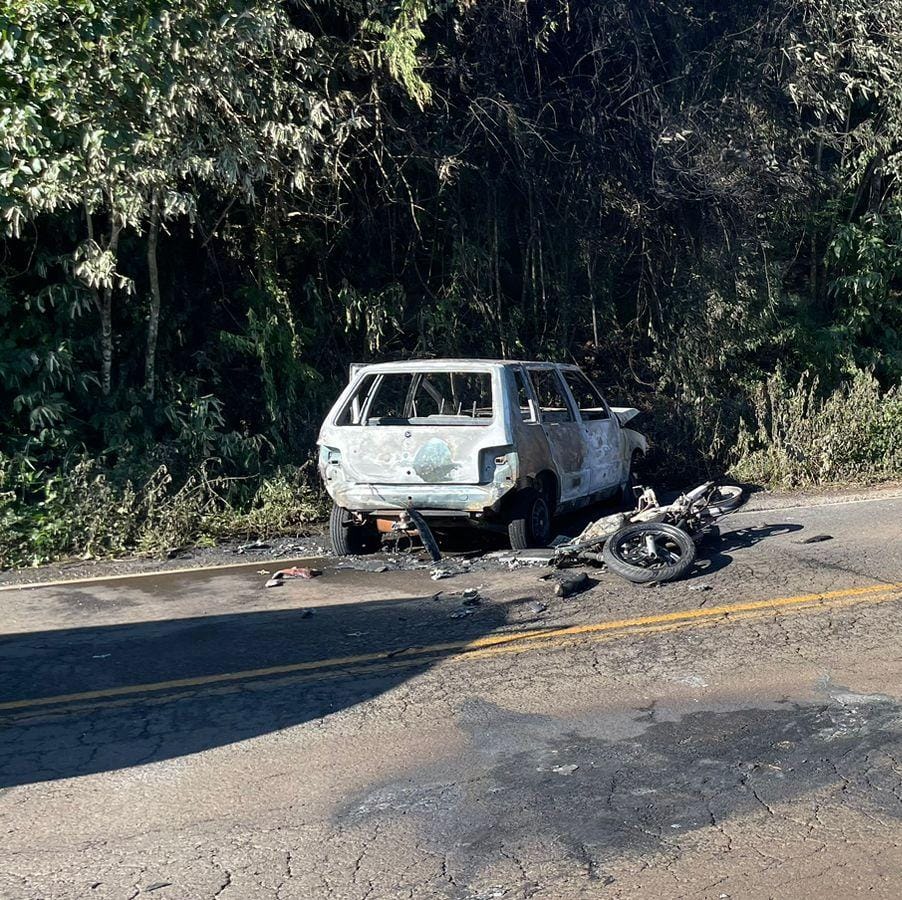 Motociclista morre e veículos pegam fogo em acidente