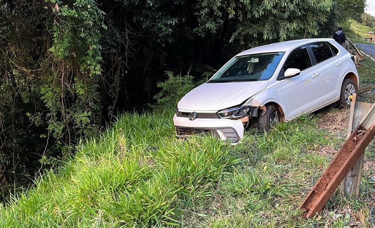 'Dorminhoco' anda 100 metros fora da estrada após cochilar no volante