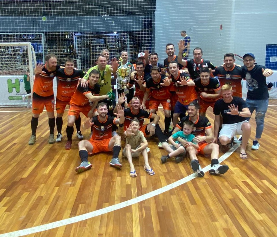 Divino consquitou seu 5º título do municipal de futsal em Pinhalzinho (Foto: Divulgação)