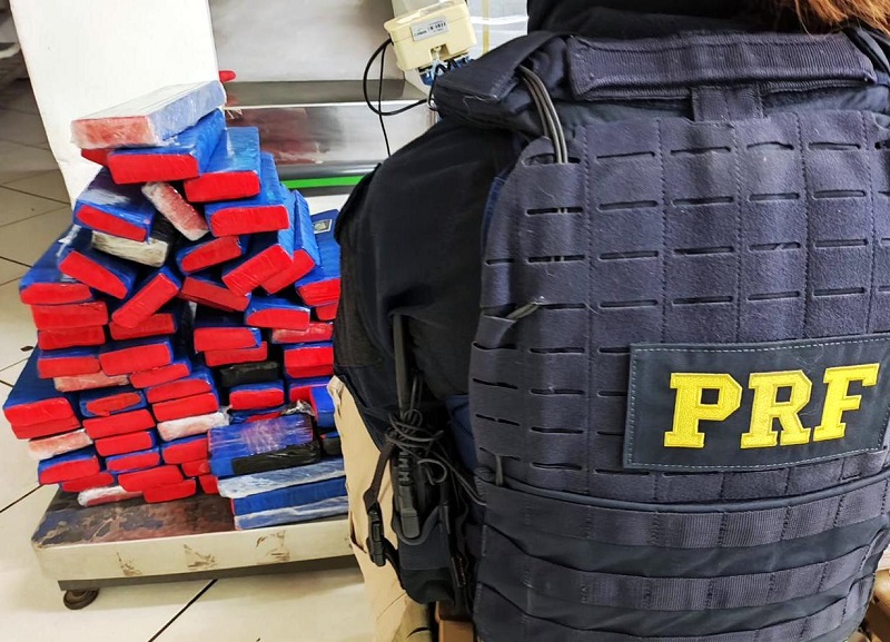 Policiais encontram 60 kg de maconha em porta malas de veículo  (Foto: PRF)