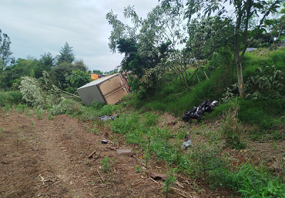 Ocupante de moto morreu na hora (Foto: Corpo de Bombeiros)