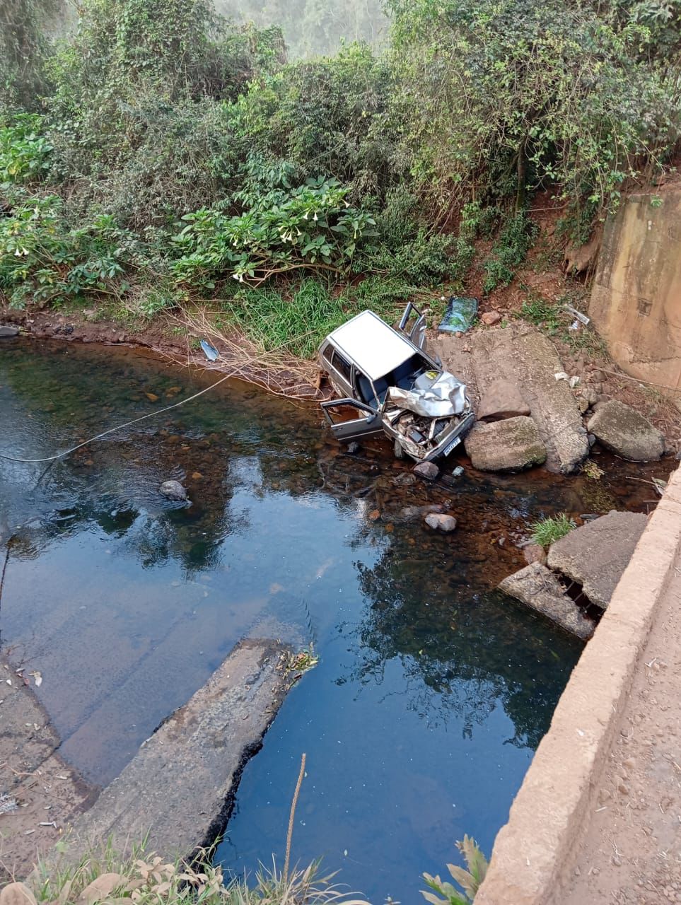 Carro sai da pista e cai em ponte no interior de Nova Itaberaba 