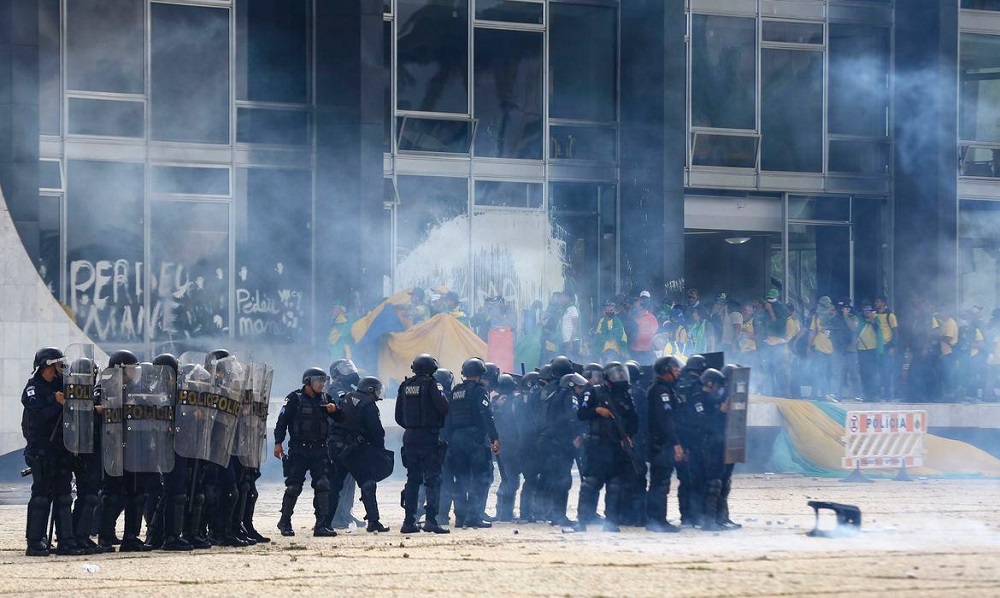 Extremistas começam a ser dispersados da Praça dos Três Poderes (Foto: Marcelo Camargo/ Agência Brasil)