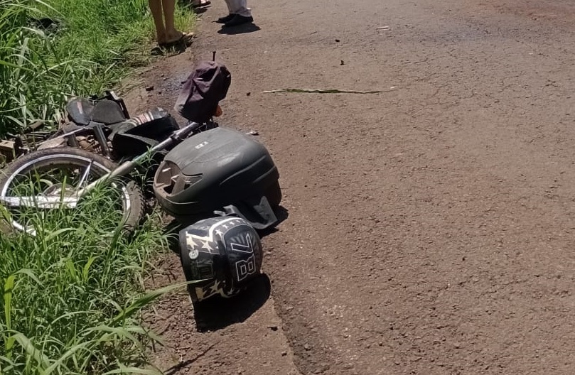 Motociclista foi levado ao hospital (Foto: Corpo de Bombeiros)