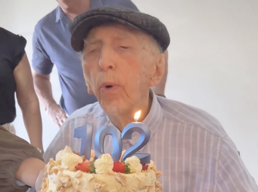 Funcionário mais antigo do mundo celebra 102 anos