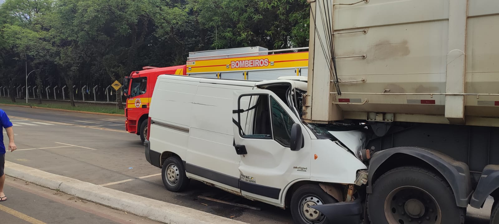 Van com placas de Pinhalzinho se envolve em acidente em Maravilha 