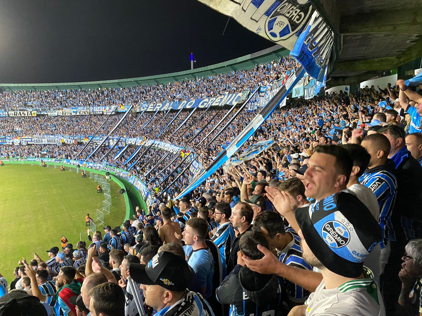 Festa feita pela torcida do Grêmio foi enalteceia pelos jogadores e pela imprensa (Foto: Felipe Eduardo Zamboni)